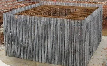 Fundação executada com sistema de forma perdida metálica, com armadura montada na parte superior do bloco.